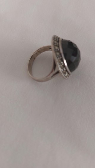 Anillo plateado con piedra negra grande