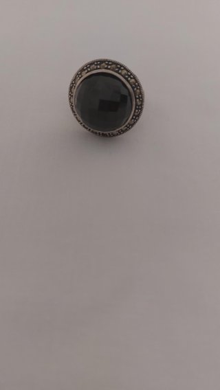 Anillo plateado con piedra negra grande