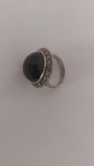 Anillo plateado con piedra negra grande