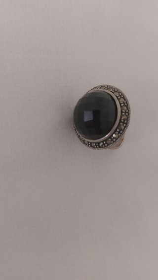 Anillo plateado con piedra negra grande