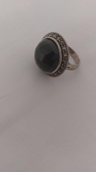 Anillo plateado con piedra negra grande