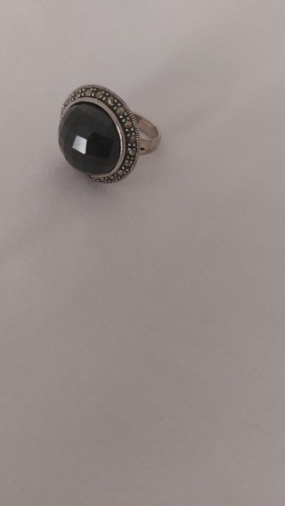 Anillo plateado con piedra negra grande