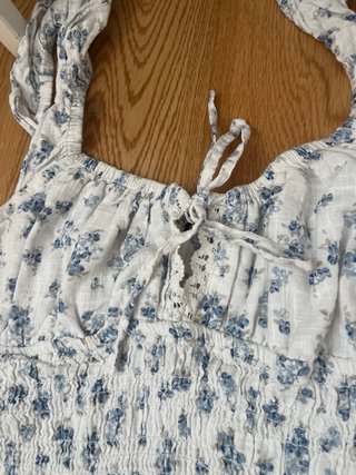 Top floral blanco y azul fresquito bershka talla M