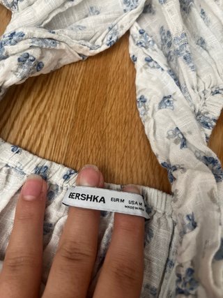 Top floral blanco y azul fresquito bershka talla M