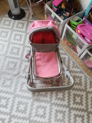 Carro de muñecas rosa