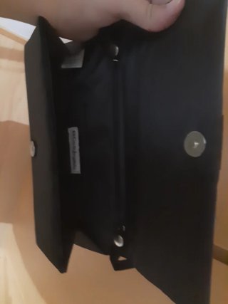 Bolso de hombro negro con detalle plateado