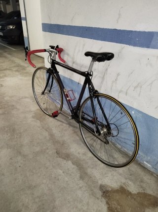 Bicicleta de carretera negra