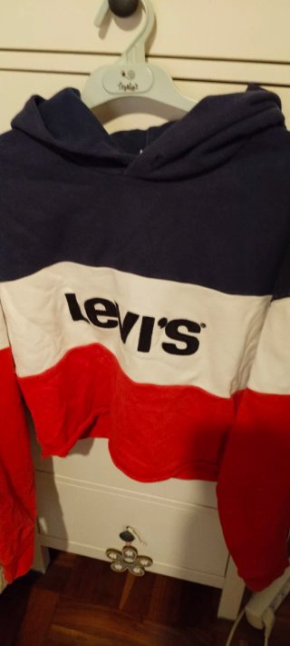 Sudadera azul y roja