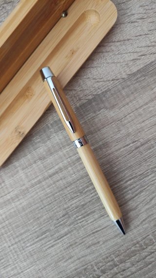 Bolígrafo de madera con estuche