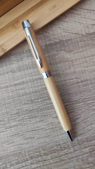 Bolígrafo de madera con estuche