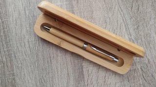 Bolígrafo de madera con estuche