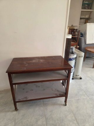 Mesa auxiliar de madera con ruedas