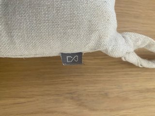Cojín para silla de exterior beige.