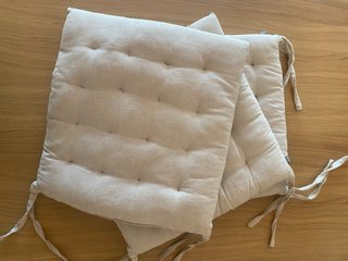 Cojín para silla de exterior beige.