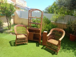 Estantería y 2 sillones de mimbre