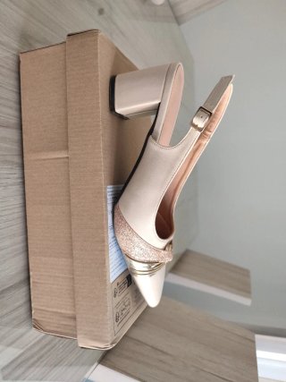 Conjunto de zapatos  fiesta beige y bolso a juego