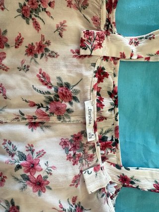 Blusa tirantes hombros descubiertos floral