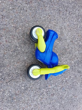 Moto de juguete azul y verde para bebé