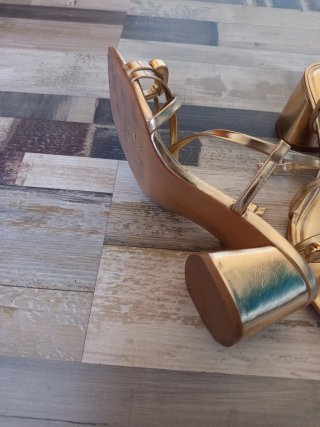 Sandalias doradas Stradivarius talla 40
