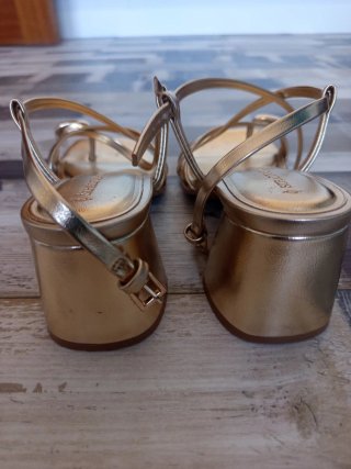 Sandalias doradas Stradivarius talla 40