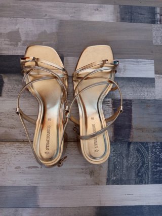 Sandalias doradas Stradivarius talla 40