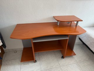 Escritorio madera y metal con bandeja