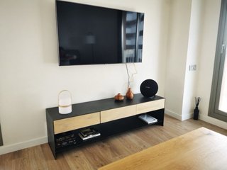 Mueble TV moderno negro y madera