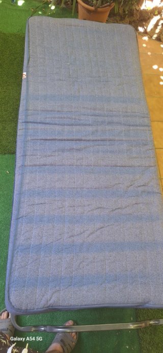 Cama supletoria plegable azul y madera