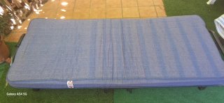 Cama supletoria plegable azul y madera