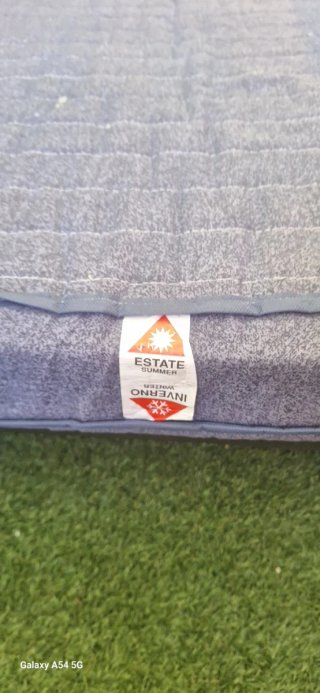 Cama supletoria plegable azul y madera