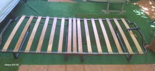 Cama supletoria plegable azul y madera