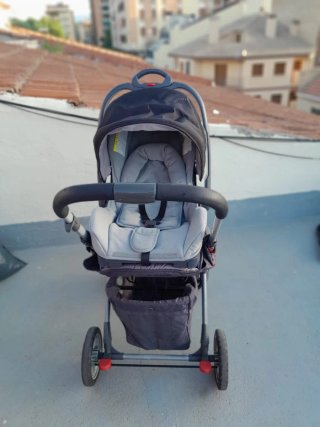 Carro de bebé gris
