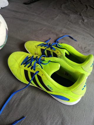 Botas de fútbol y pelota Kipsta