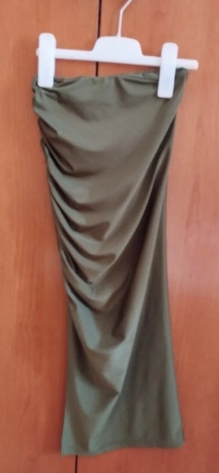 Vestido verde oliva fruncido sin tirantes