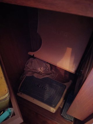 Máquina de coser Alfa antigua con mueble