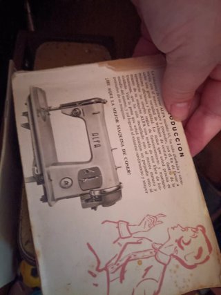 Máquina de coser Alfa antigua con mueble