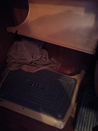 Máquina de coser Alfa antigua con mueble