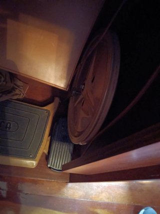 Máquina de coser Alfa antigua con mueble