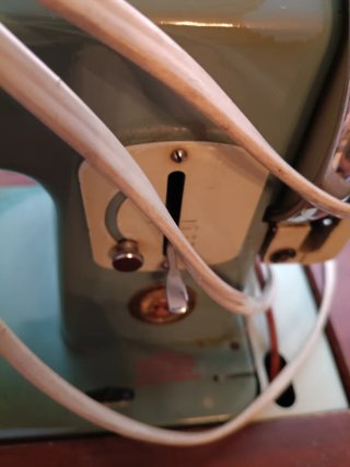 Máquina de coser Alfa antigua con mueble