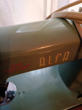 Máquina de coser Alfa antigua con mueble
