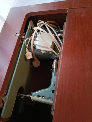 Máquina de coser Alfa antigua con mueble