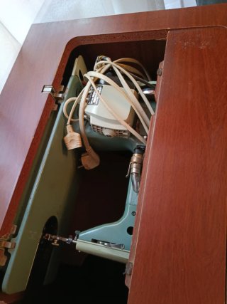 Máquina de coser Alfa antigua con mueble