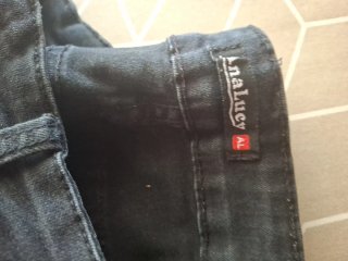 Pantalón negro bordado flores