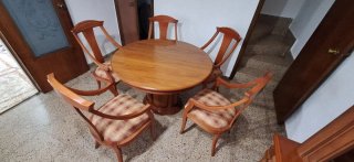 Mesa de comedor redonda y sillas