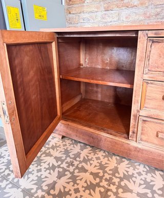 Mueble antiguo de madera restaurado
