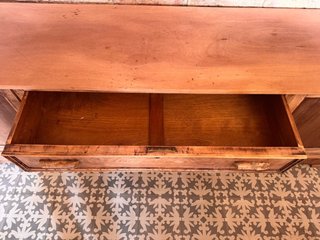 Mueble antiguo de madera restaurado