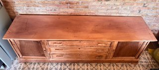 Mueble antiguo de madera restaurado