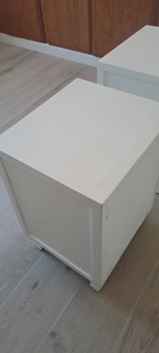 Mesita de noche blanca con tiradores de cuero
