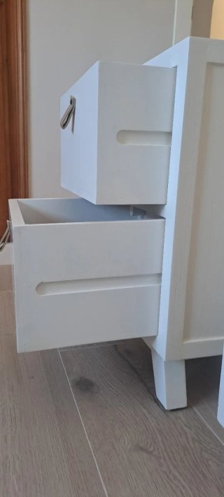 Mesita de noche blanca con tiradores de cuero