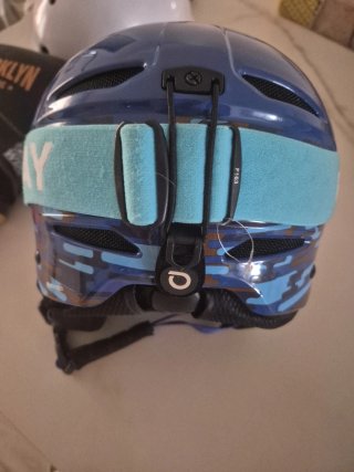 Casco de nieve azul con gafas